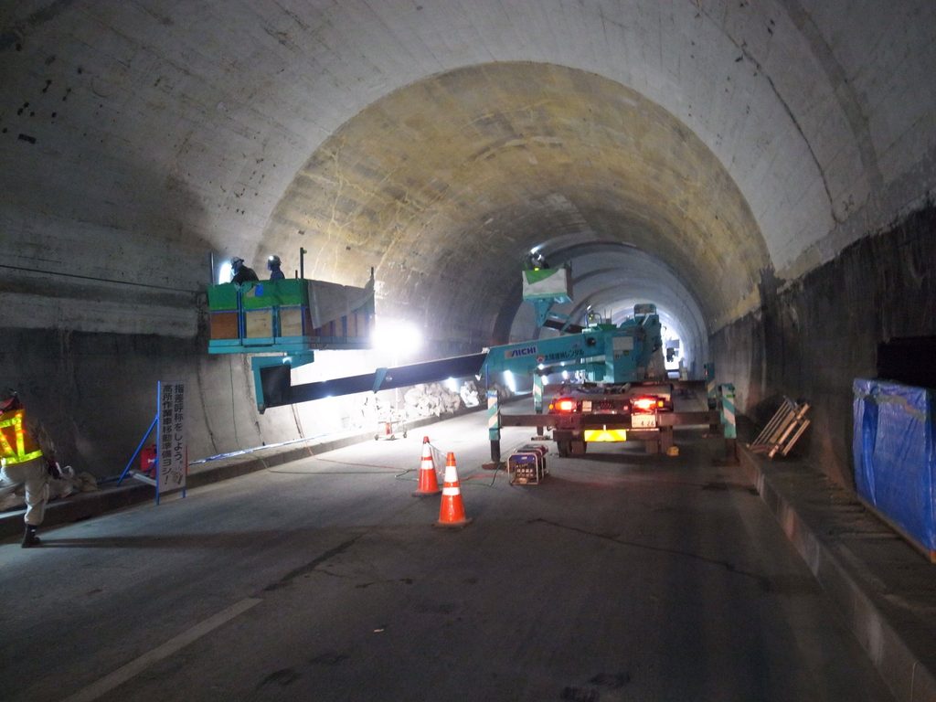 道路トンネル 漏水補修工事 高所作業車による高圧注入施工状況